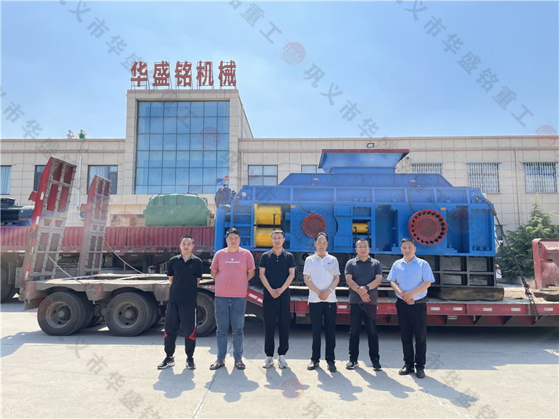 破碎河卵石用什么機(jī)器？能用大型對(duì)輥破碎機(jī)嗎？
